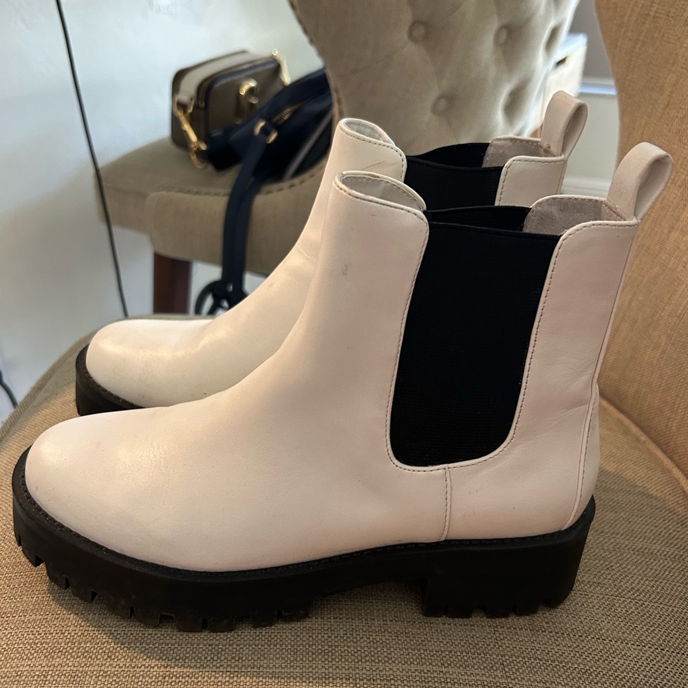 BP Kora Lug Chelsea White Boots size 7